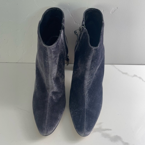 NIB Manolo Blahnik Brustalo Velvet Grey Booties Size 37 - Picture 9 of 10